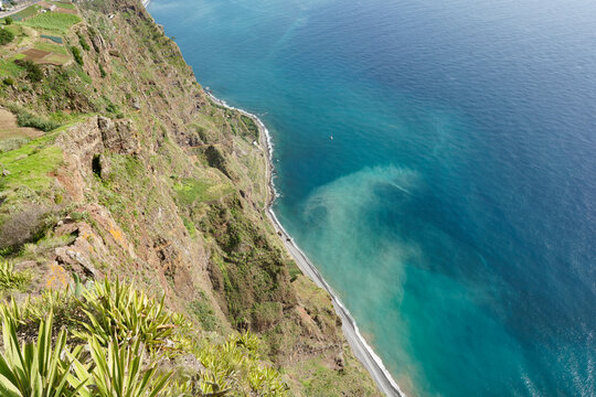 Aussicht von der Klippe Cabo Girão auf den Strand von  Funchal und Câmara de Lobos auf der Insel Madeira