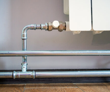 Connecting a radiator with stainless steel pipe fittings