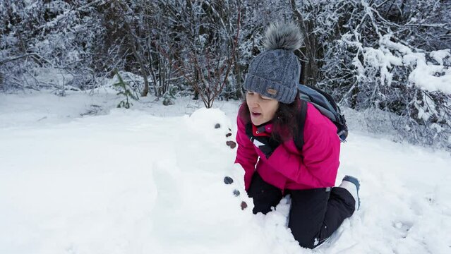 Frau k&uuml;sst Schneemann
