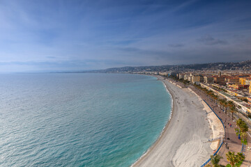 Promenade des Anglais au bord de la plage de la ville de Nice - 739233769