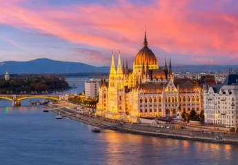 Foto op Plexiglas Hungarian parliament building and Danube river at sunset, Budapest, Hungary © Mistervlad