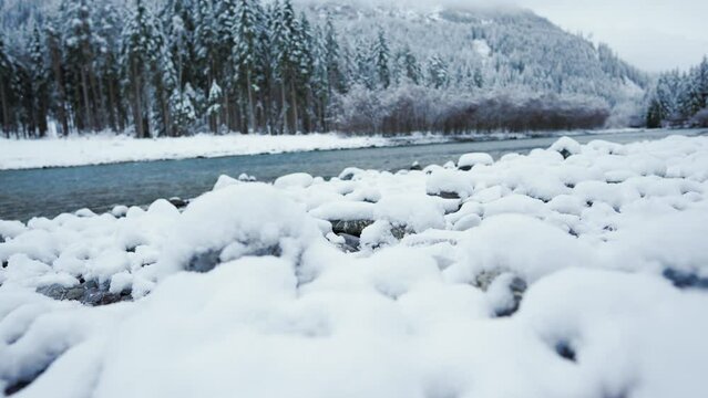 Gang &uuml;ber Steine im Schnee zum Fluss