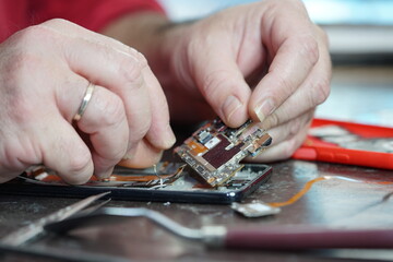 removing the plate with your hands, to clean the internal part of the mobile