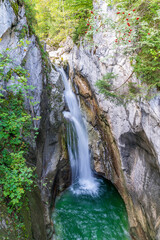 Wilder Wasserfall Tatzelwurm in bayerischer Landschaftsidylle