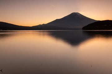 山中湖から見た夕暮れの富士山