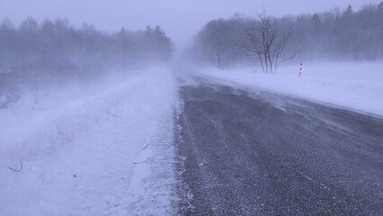 道路の上の地吹雪