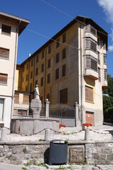 Fototapeta na wymiar Brunnen und Haus in Pieve di Cadore