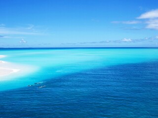 ニューカレドニアのウベア島の海とシュノーケリングする人（ムリ橋から撮影）