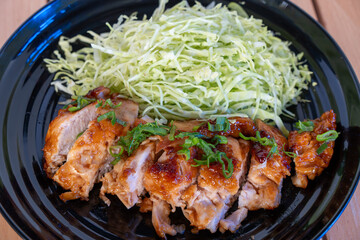 鶏肉の照り焼きと千切りキャベツ