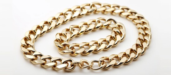 Obraz premium Luxurious and elegant gold chain jewelry accessory on a clean white background