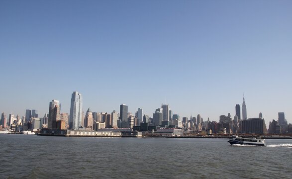 Scenic view of the New York Manhattan skyline seen from across the Hudson River in Edgewater, New Jersey