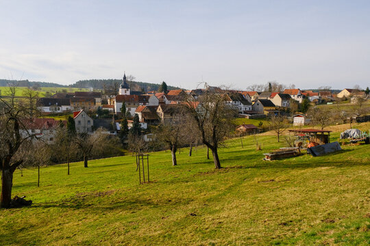 Blick &uuml;ber Obstg&auml;rten nach Partschefeld Landkreis Saalfeld-Rudolstadt in Th&uuml;ringen
