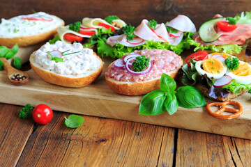 herzhafte Brötchen mit Wurst und Käse