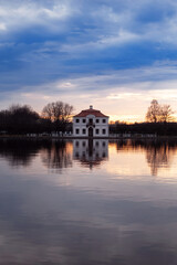 Obraz premium Old house in park near lake