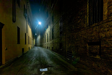 Vicolo di notte a Cremona