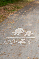 Piktogramme für Radweg und Gehweg auf Asphalt