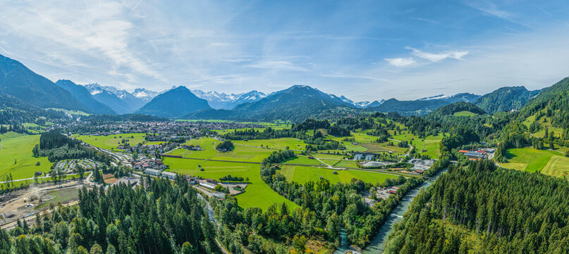 Blick in die Region Oberstdorf an einem sonnigen Tag im Herbst