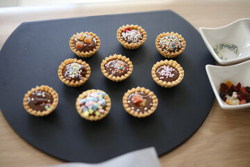 お菓子作りをする様子