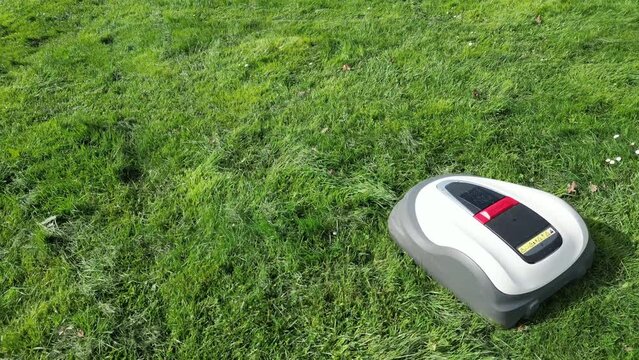 Robot tondeuse d&eacute;passement par le haut et &agrave; droite