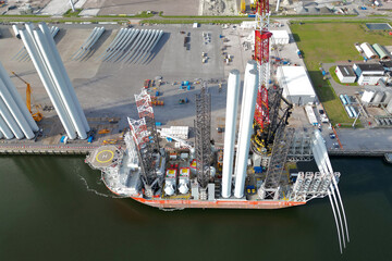 A transport ship for constructing an offshore windpark