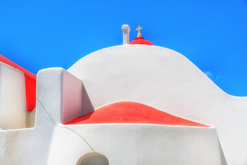 Weiße griechisch-orthodoxe Kirche mit rotem Dach auf Mykonos