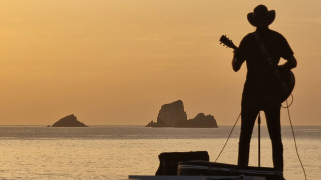 Silueta al atardecer en Valdearenas, Cantabria, Espa&ntilde;a