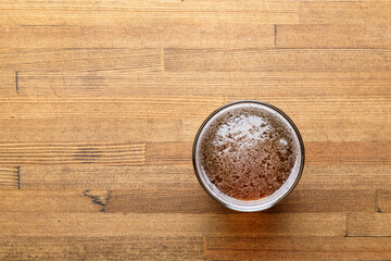 Craft beer in pint glass on a wooden table - obrazy, fototapety, plakaty