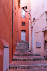 Vicolo rosa e rosso