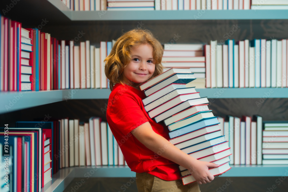 Aufkleber back to school. kid reads books in the library. schoolboy with book in school library. literature fo