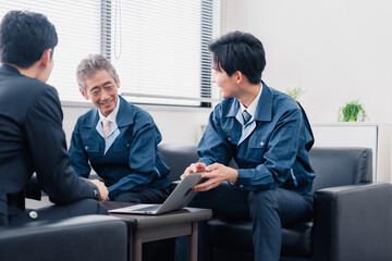 商談をする作業服のビジネスマン
