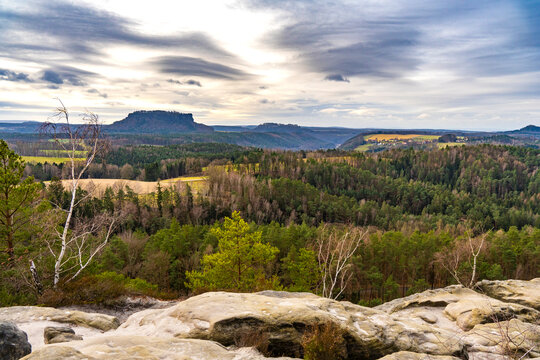 Blick vom Gamrig Felsen zu den Tafelbergen im Elbsandsteingebirge