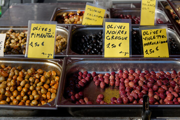 Etal d'olives au marché des producteurs