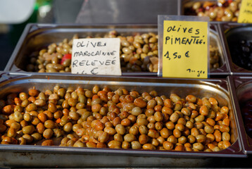 Etal d'olives au marché des producteurs