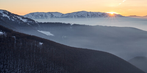 Tramonto sole e nebbia sulla Maiella Occidentale