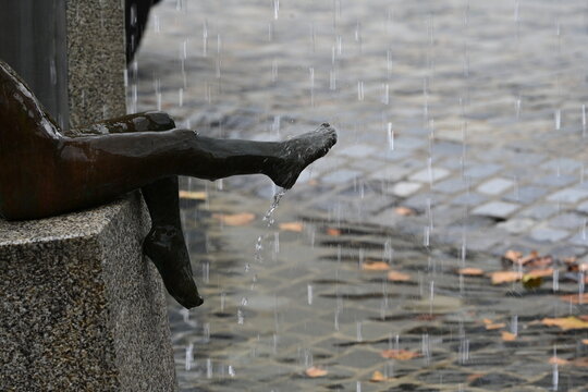 Darstellung eines Kindes als Brunnenfigur in Bronze gegossen