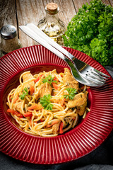 Fried noodles with chicken and vegetables.