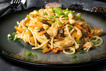 Fried noodles with chicken and vegetables.