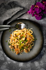 Fried noodles with chicken and vegetables.