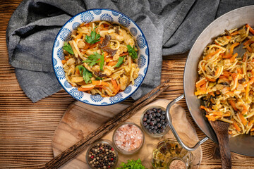 Fried noodles with chicken and vegetables.