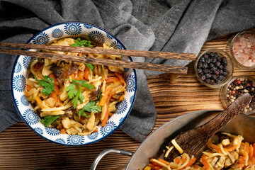 Fried noodles with chicken and vegetables.