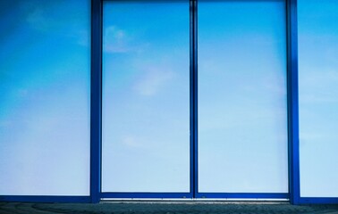 Blaue Schiebetür aus Glas von Gebäude 