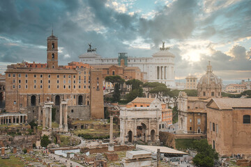 Obraz premium Ausblick auf das Forum Romanum in Rom mit Sonnenlicht