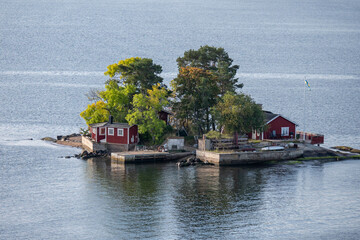 kleine Insel mit roten Häusern in den Schären auf dem Weg nach Stockholm