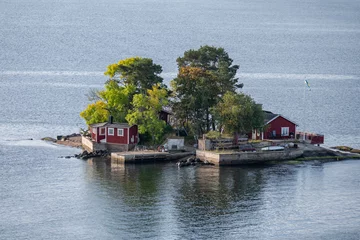 Tuinposter kleine Insel mit roten Häusern in den Schären auf dem Weg nach Stockholm © dreakrawi
