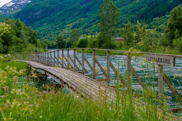 Fototapeta premium Olden ist ein Dorf in der Kommune Stryn der norwegischen Provinz Vestland. Es liegt am Faleidfjord, der am östlichen Ende des Innvikfjords liegt. Laukifossen Wasserfall ist beeindruckend