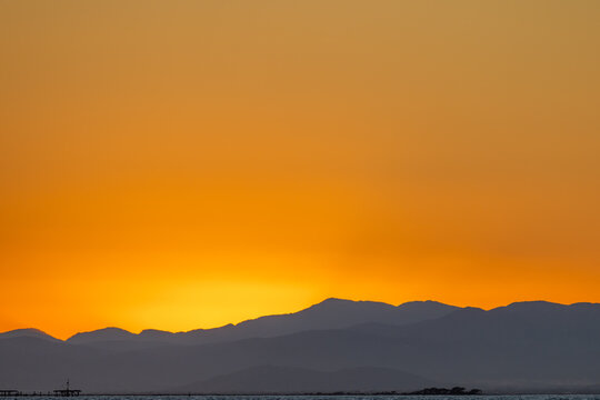 Disfruta la belleza impresionante del sol despidi&eacute;ndose del d&iacute;a, pintando el cielo con tonos dorados y carmes&iacute; sobre la tranquila extensi&oacute;n de la playa