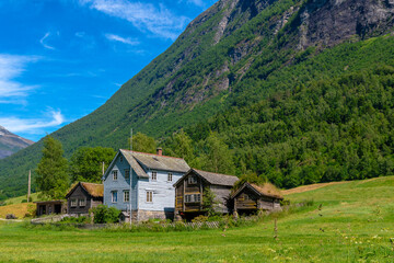 Fototapeta na wymiar Olden ist ein Dorf in der Kommune Stryn der norwegischen Provinz Vestland. Es liegt am Faleidfjord, der am östlichen Ende des Innvikfjords liegt. Laukifossen Wasserfall ist beeindruckend