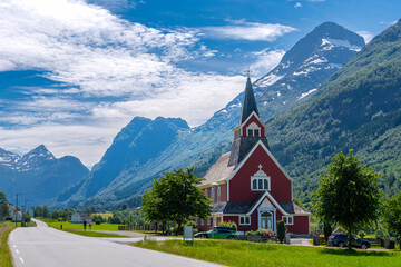 Fototapeta na wymiar Olden ist ein Dorf in der Kommune Stryn der norwegischen Provinz Vestland. Es liegt am Faleidfjord, der am östlichen Ende des Innvikfjords liegt. Laukifossen Wasserfall ist beeindruckend