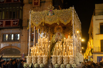 paso de palio de la virgen de la esperanza Macarena en la madruga de la semana santa de Sevilla,...