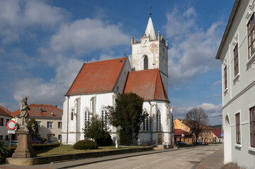 This originally fortified three-aisled church of St. Nicholas and St. Wenceslas from the turn of the 15th and 16th centuries stands on the site of the former Church of Our Lady. 